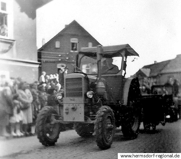Fahrzeuge der MTS Schlöben, Brigade Hermsdorf, zum Festumzug 1956 der 700-Jahr-Feier.